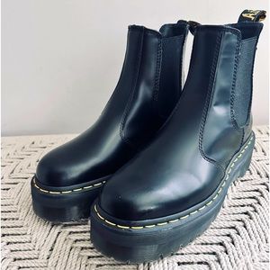 DR. MARTENS 2976 CHELSEA BOOTS